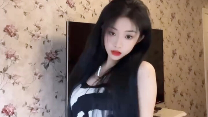 Sudah tamatlah, akhirnya dia ingat kalau dirinya adalah member yang jadi wajah utama girl grup!