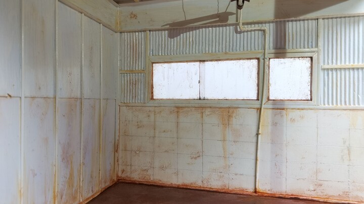 بعد أيام قليلة من العمل المكثف، صنعت يدويًا الغرفة التي يسكنها أحد أشهر الأساطير الحضرية!