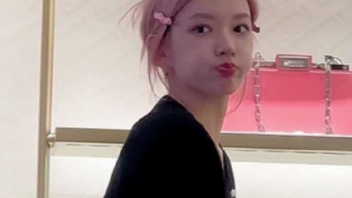 مهرجان الجمال! لقاء عفوي في ميلانو بين سونغ يوتشي وتشنغ شياو أثناء التسوق: الحسناوان تختارتان النظار