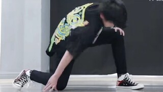 穆祉丞《HIT》舞蹈直拍。小穆的力度真的绝了！是想帅死谁啊！！手上绑个红丝带也好可啊！