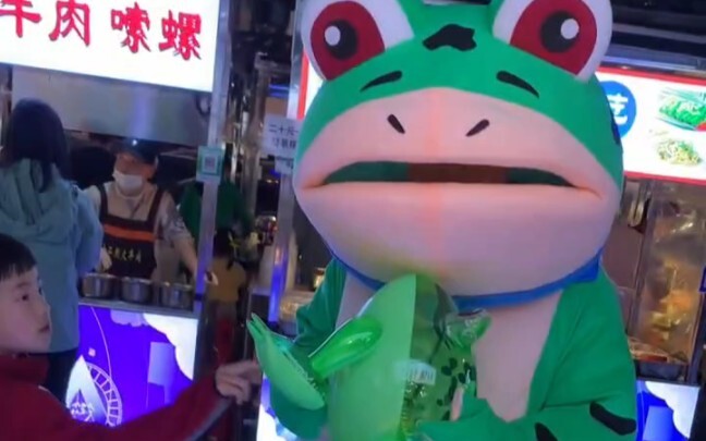 蛙蛙是用来吃的，被发现了