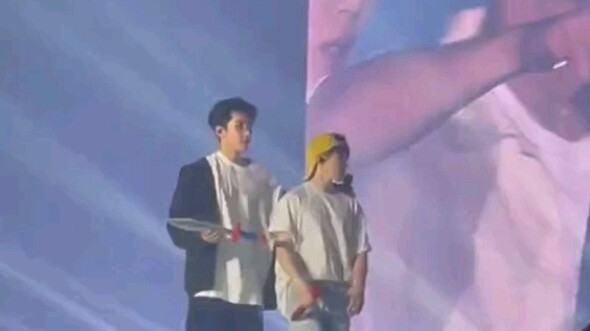 Yuanyuan gave the toy sword to Xiaoxun, and he happily swung it back and forth hahaha.