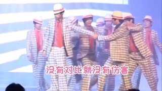 0713 Behind-the-scenes footage of them dancing together during the filming of "Hot Boy"