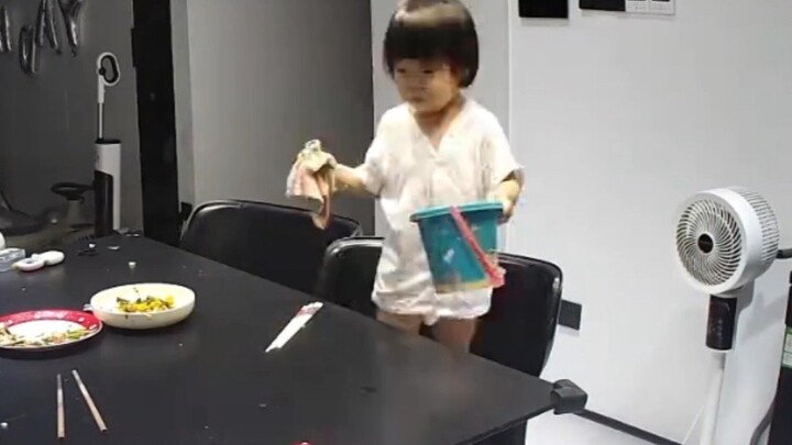 Con ơi, con có thể nói lời tạm biệt với bố mẹ cũ của mình rồi đấy!