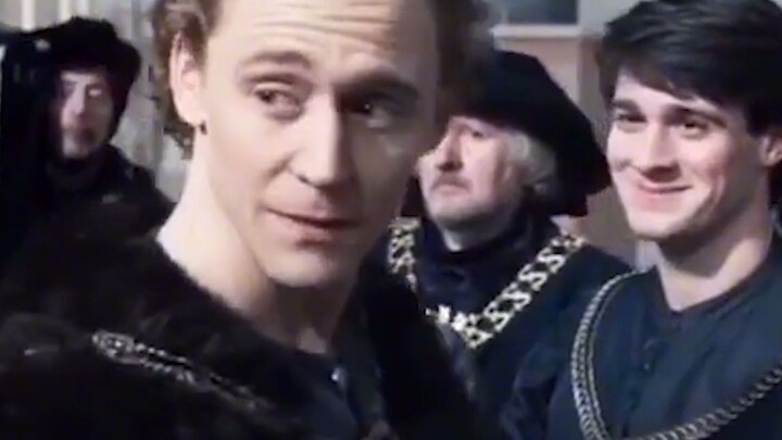 Tom Hiddleston bất ngờ xuất hiện tại hội chợ truyện tranh, bức ảnh tập thể trăm Loki khiến fan ngỡ n