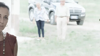 Seorang wanita secara tak terduga diperkosa oleh sekelompok pria, lalu hamil, tidak yakin apakah ana