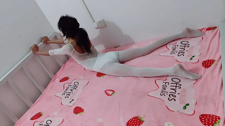 Mau latihan pinggang, tapi ternyata sudah agak terlalu kaku.