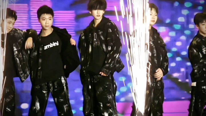 [Zuo Qihan] "Smoke" stage performance—this guy is absolutely the visual center! So handsome it's dri