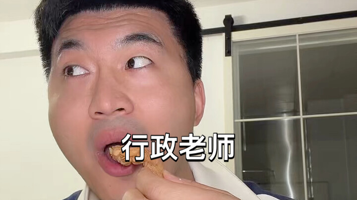 Giáo viên hành chính ngồi trong văn phòng buôn chuyện về học sinh