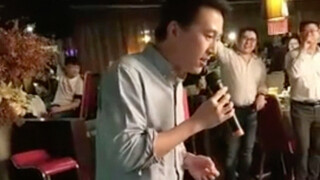 tiktok总裁周受资在小米团建上唱歌的现场影像，唱的还挺好听