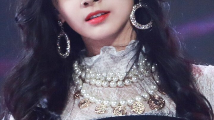 Saat dia pertama kali debut, tak ada yang bilang dia mirip siapa, tapi setelahnya justru banyak oran