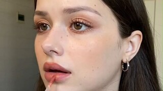 Cô nàng người Nga Lisa Rosh làm người mẫu tại Hàn Quốc chia sẻ thói quen trang điểm hàng ngày của mì