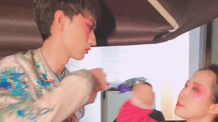 Hôm nay cãi nhau với sư tỷ một trận ngay trong bữa cơm.