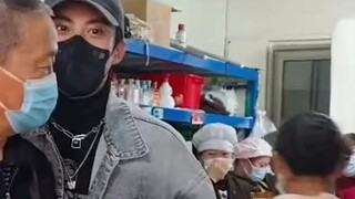 Video Vương Hedi quay lại quán xiên chiên Lạc Sơn! Áo khoác denim, khẩu trang đen, lên ảnh đẹp trai 