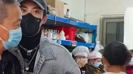 Video of Wang Hedi returning to Leshan fried skewers shop! Denim jacket, black mask, looks so handso