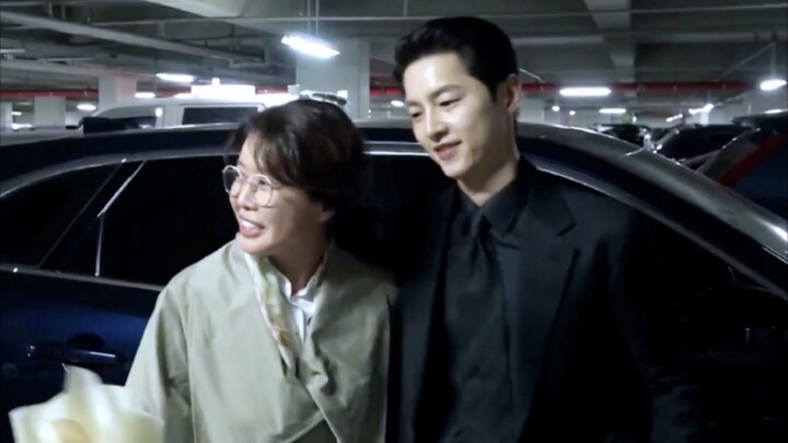 Di dalam drama, dia mencabut kuku jari kakinya; di luar drama, dia menggunakan *warm pack* untuk men