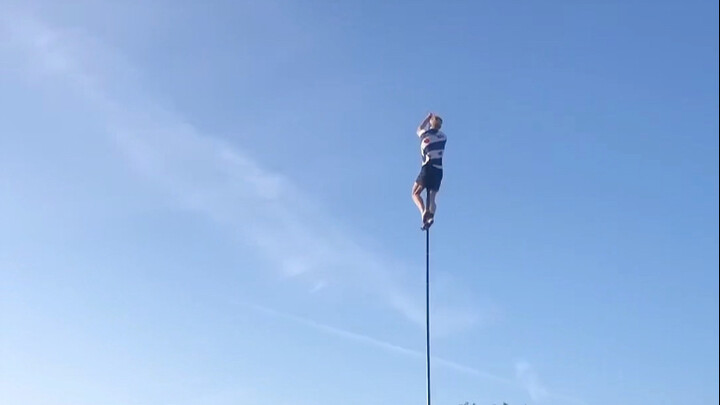 Dutch canal pole vaulting: even after climbing more than 20 meters and falling, it doesn’t hurt