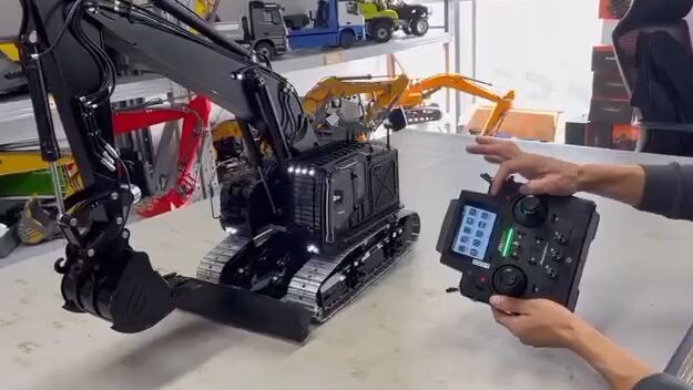 Uji fungsi lesu excavator ET35. Warnanya hitam matte yang di sesuaikan. 🫣🫣🫣