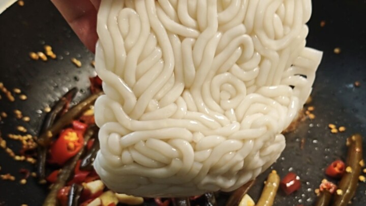 娇小女孩的早餐