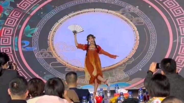 各行各业的二次元们，年会上都寄明月了吗