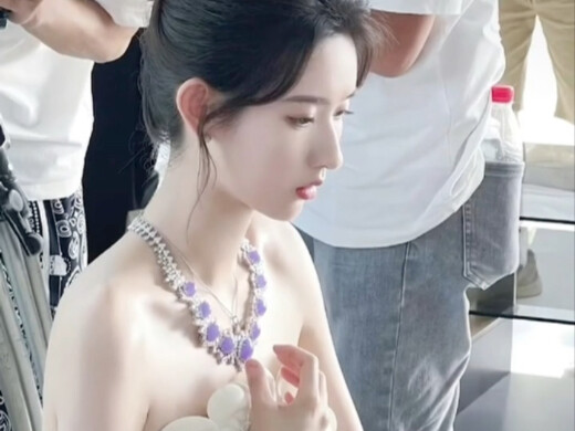 Wang Yuwen sudah saatnya bersinar! Dia kan pemeran utama wanita dalam drama sekolah pertama Xiao Zha