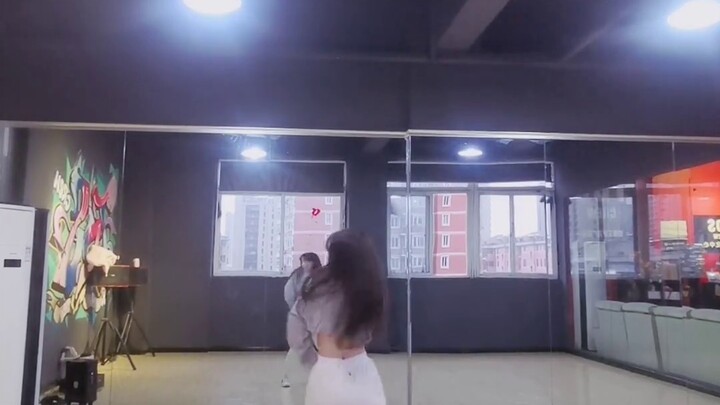 [Latihan Tari Harian] Victoria Song - Cobalah menari cepat di atap, jangan mengkritikku