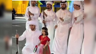 إذا ساعدت هذا الصغير وطلبت من والديه مائتي ألف، فهل سيمنحونني إياها؟