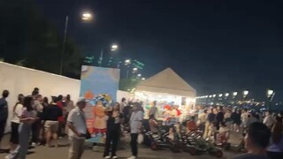“后来才懂，一地鸡毛，才是生活的本质，什么年龄该走什么路，你一步也别想逃。”