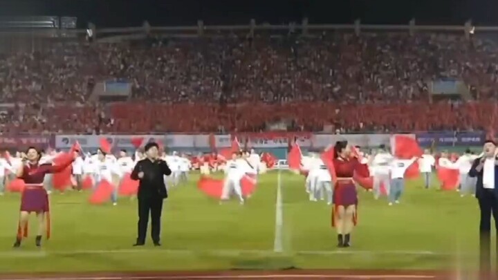 مباشر من دوري هونان الممتاز: غناء عالي لقائد ماو على أرض الملعب الأخضر، هذه هي المرة الأولى التي أرى