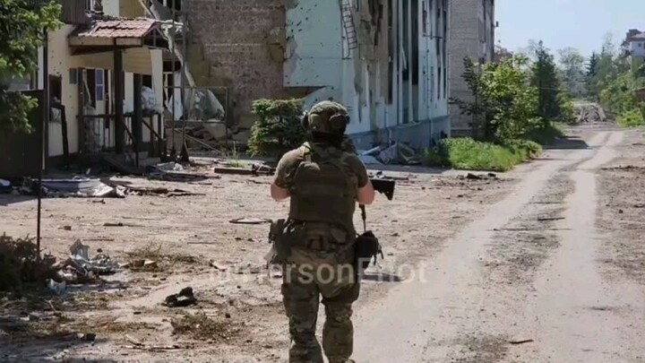 Morning in the liberated city of Bakhmut/解放后的巴赫穆特市的早晨