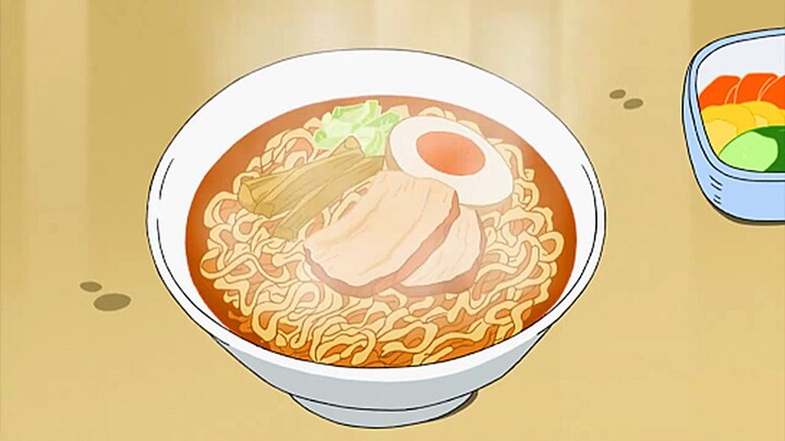 “热气腾腾的牛肉面上铺满了薄厚均匀的牛肉片,汤色红亮清澈,香气扑鼻,令人垂涎欲滴。”