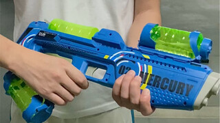 这个夏天怎么能拒绝一把会发光的电动水枪呢～