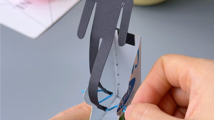 سأعلمك كيف تصنع لعبة صغيرة ممتعة لأطفالك باستخدام علبة الحليب، سهلة وممتعة، هيا جربها الآن! #حرفة_ال