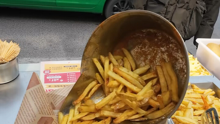First-Person Perspective: Why Is This Fries-Ordering Customer So Hilarious?