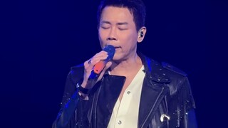 David Tao sang "Love Love Love" tonight to pay tribute to Khalil Fong!