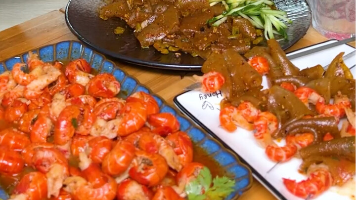 Aku cinta mi kentang saus merah! Mi kentang ini bikin aku bahagia! Musim panas dengan udang karang d