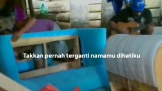POV :ketika lu Nemu gitar di tempat kerja