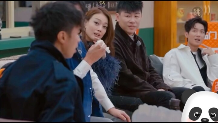 Thâm Thâm còn ngây thơ đến mức nói: “Căn phòng này bị làm sao vậy nhỉ?”, có lẽ chính cậu ta mới là k