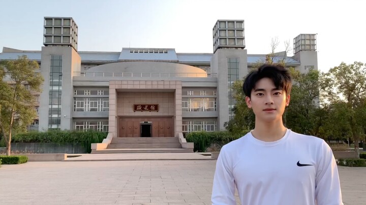 Đích đích đích tít ~ Đích đích đích tít ~ Giơ tay lên nào, cùng nhau đi xem Đại học Trịnh Châu thôi!