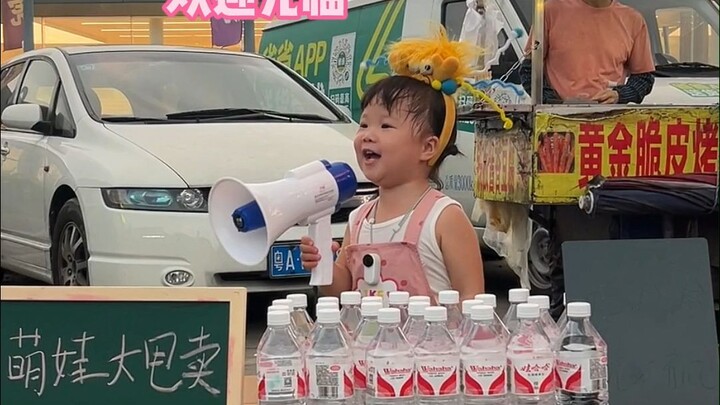 A 2-year-old baby challenges himself to set up a street stall and sells mineral water on the second 