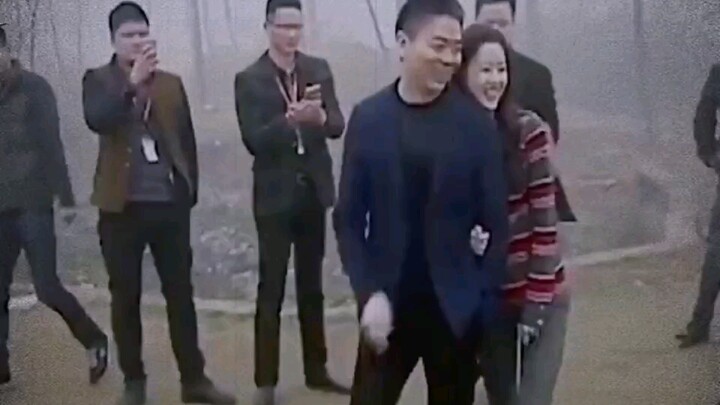 في عام 1992، تم قبول ليو تشيانغ دونغ في جامعة الشعب الصينية. جمع له القرويون بنسات وعشرين سنتًا، وبح