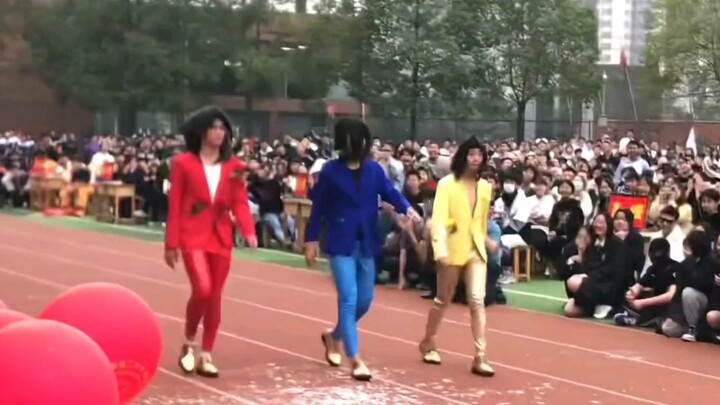学校运动会惊现“蓝色妖姬”潮流表演