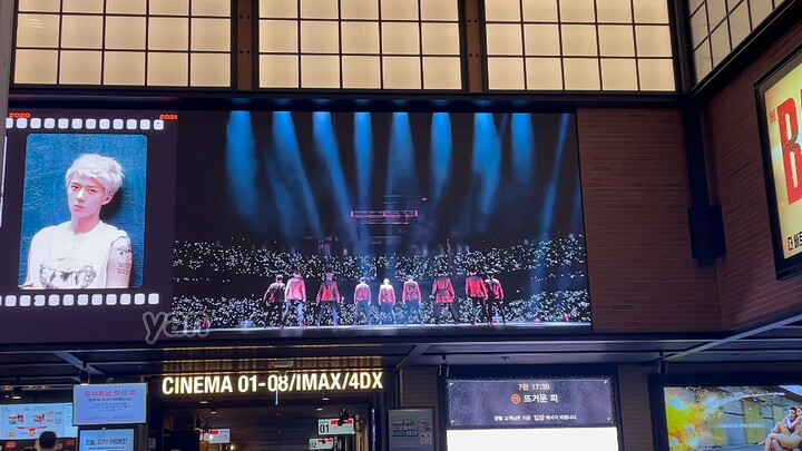 Trưa nay có EXO Bar thì còn gì tuyệt hơn! Để mừng kỷ niệm 10 năm EXO, EXO Bar đã đặt phòng chiếu chủ