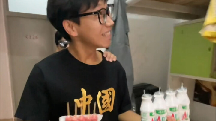China’s Heartwarming Story: The Dorm Head Voluntarily Treats the Entire Dorm to Grilled Sausages!