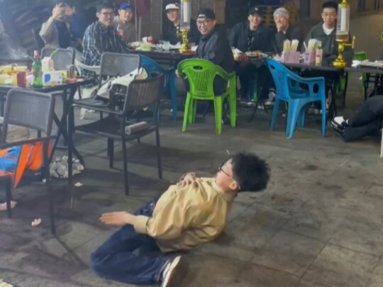 Ayo makan di warung makan, Kakak Kid, beri aku waktu sebentar...