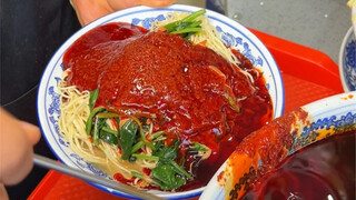 บะหมี่เย็นพริกเผ็ดสุดเข้มข้นจากหลานโจว ใส่พริกเผ็ดไปเลย 10 ช้อน!