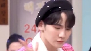 โปรดทราบว่าเขาไม่ควรเต้น แต่พนักงานกลับเปิดเพลง HYPE BOY ขึ้นมากะทันหัน