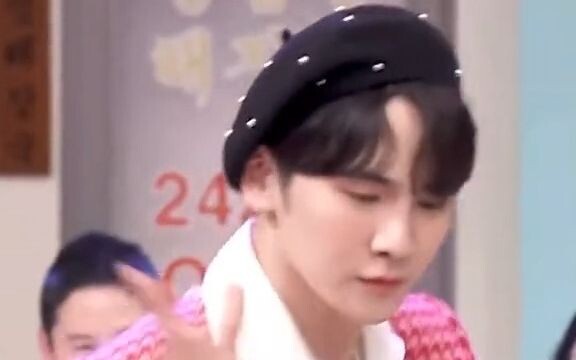 โปรดทราบว่าเขาไม่ควรเต้น แต่พนักงานกลับเปิดเพลง HYPE BOY ขึ้นมากะทันหัน