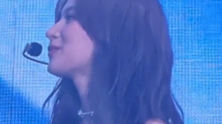 พวกคุณทเวนตี้ตี้ตอนแสดงคอนเสิร์ตแล้วแย่งกันเอาใจกันอะ น่ารักเกินไปแล้วนะ!!