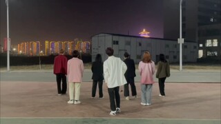 فرقة BTS "Boy with Luv" تؤدي رقصة مقلدة في حرم كلية تشانغ جيانغ المهنية مرتدية البدلات الرسمية